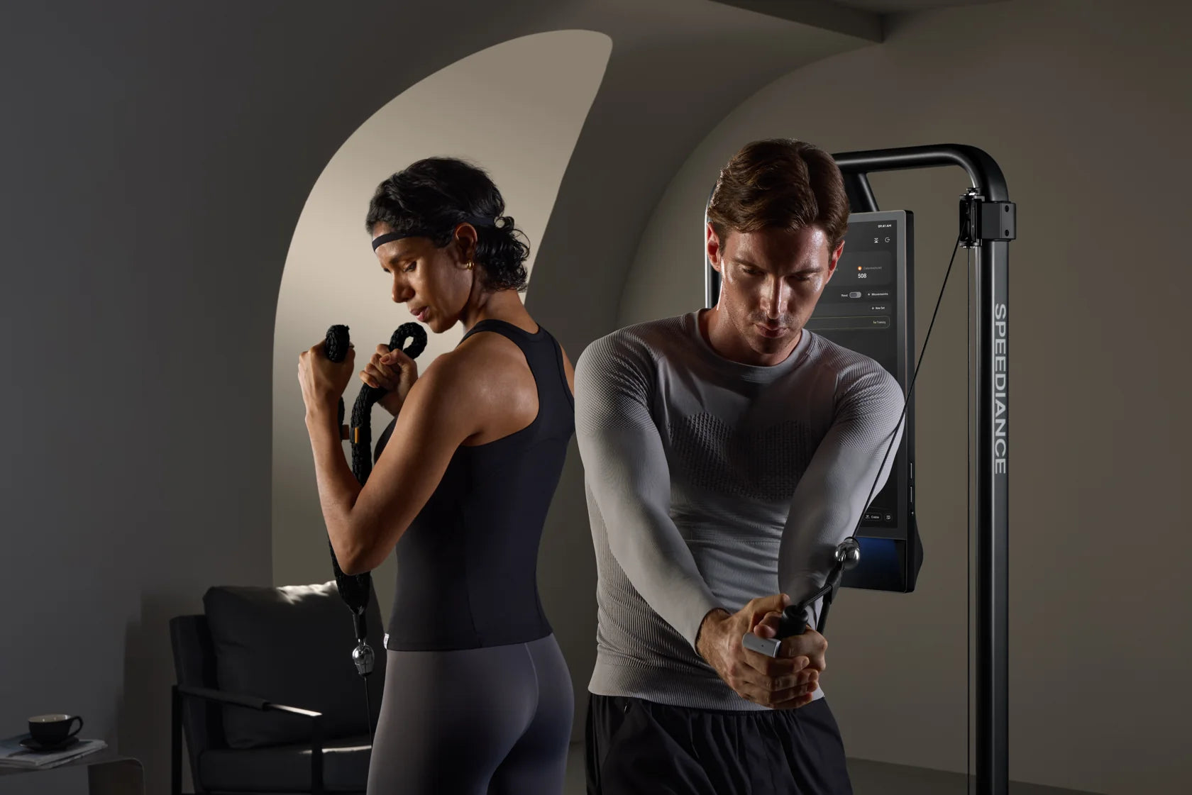 Twee volwassenen trainen naast elkaar op Gym Monster 3 thuis