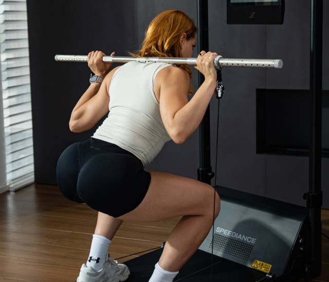 Home Gym Machine vs Free Weights: Which Is Better for Beginners?