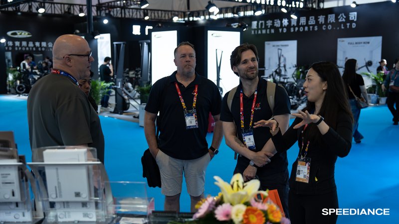 Bezoekers bij de Speediance-stand