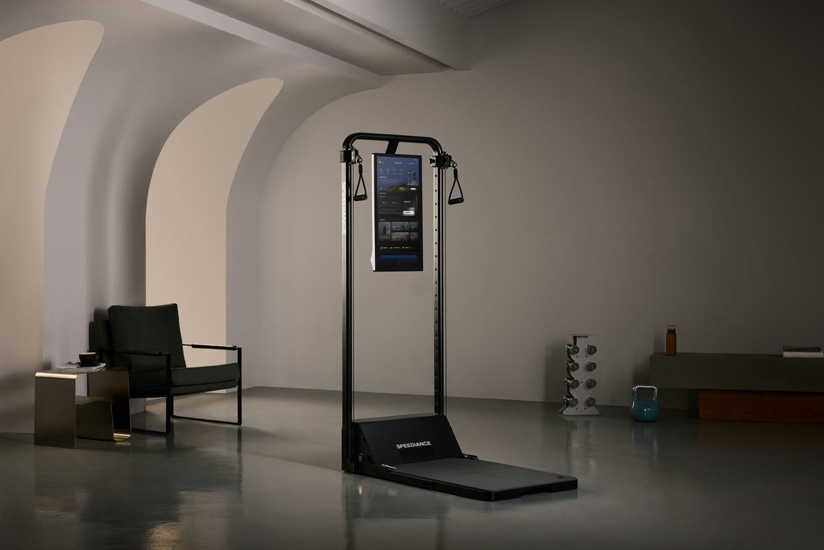 Gym&nbsp;Monster&nbsp;3 in een galerijruimte met bogen