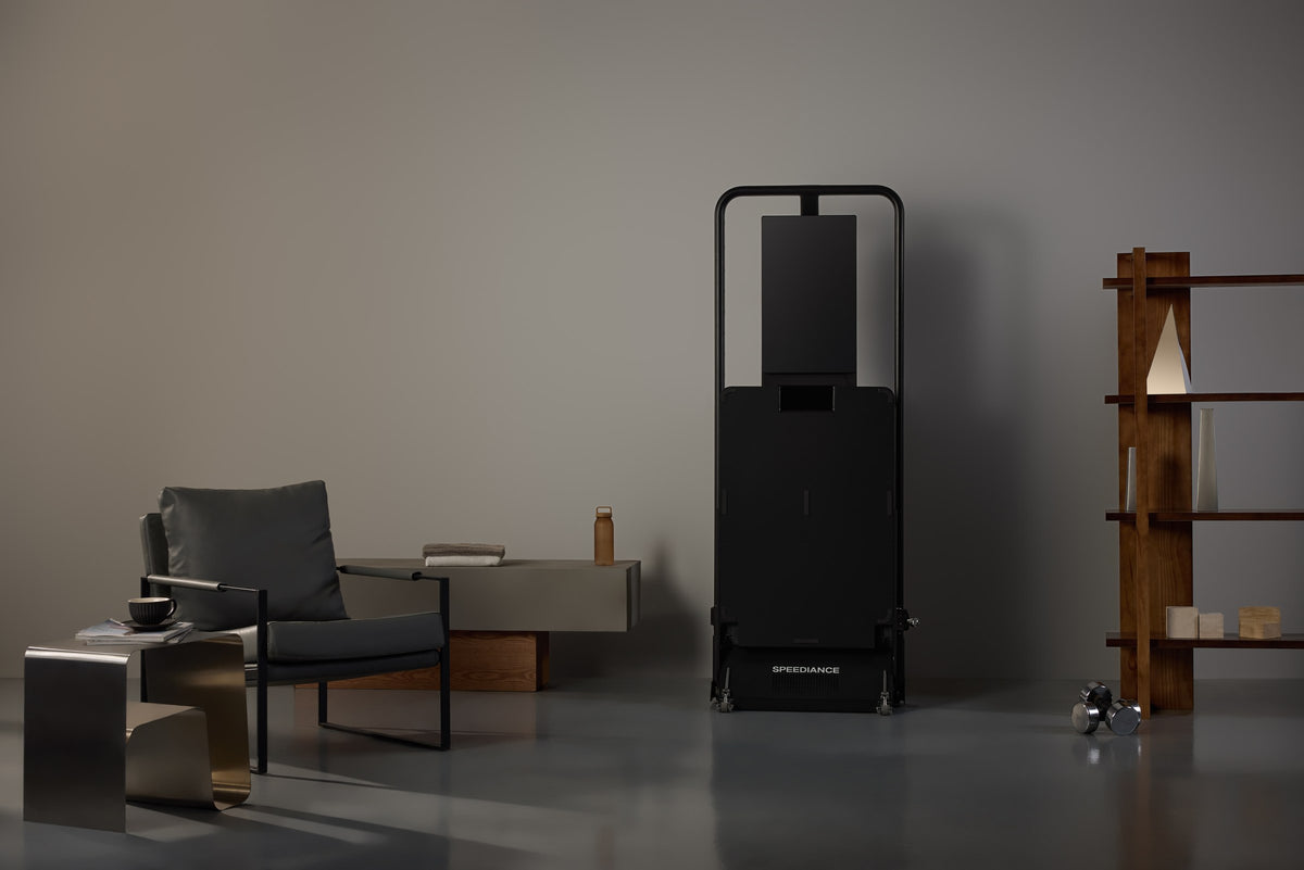 Opgeklapte Gym&nbsp;Monster&nbsp;3 naast een fauteuil en bijzettafel