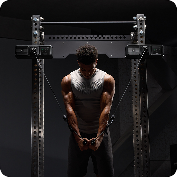 Atleet voert een cable chest fly uit met twee Gym Nano-units