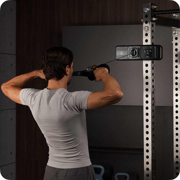 Atleet voert een face pull uit met Gym Nano
