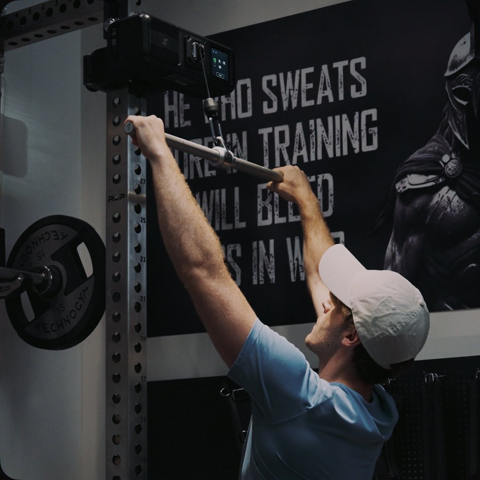 Atleet benut het kabelbereik van Gym Nano